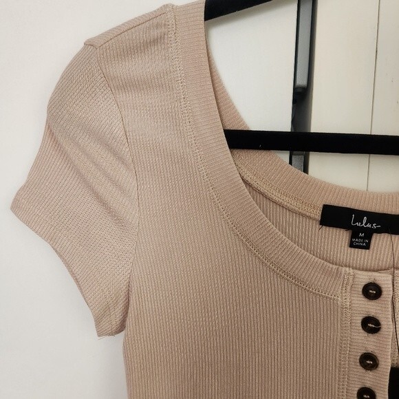 Lulus Ribbed Henley Cropped Top T-shirt Blouse Tan Beige size M new with tag - Picture 3 of 11